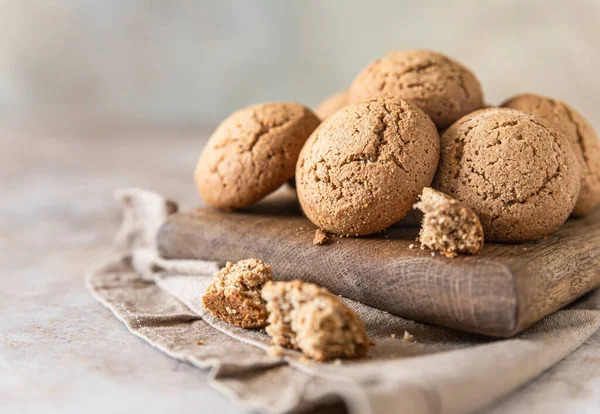 燕麦饼干在木制切菜板上,棕色混凝土背景.健康小吃或甜点. — 图库照片