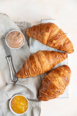 Reçelli ve çikolatalı kruvasanlar, açık beton arka plan. Seçici odaklanma. Üst görünüm.