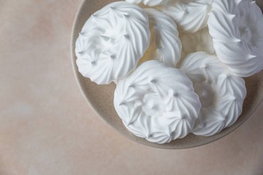 Boş meringue yuvaları olan tabaklar, hafif taş arkaplan. Lezzetli tatlı için konsept. Seçici odak.