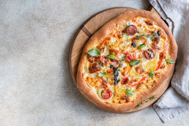 Sebze ve peynirli Pinsa, beton arka plan. Geleneksel Roma pizzası. Seçici odaklanma. Üst görünüm.