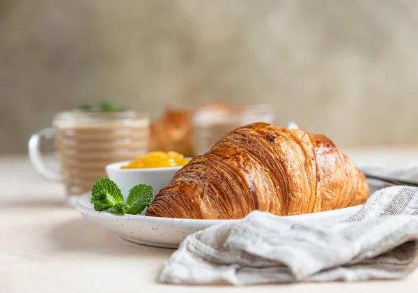 Frissen Sült Ropogós Francia Croissant Lekvárral Csokoládé Krémmel Két Kávéscsészével — Stock Fotó