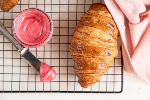 Verse Krokante Croissants Met Roze Honing Zwarte Metalen Grille Betonnen — Stockfoto