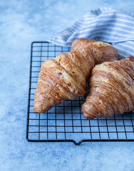 Smaklig Krispiga Croissanter Blå Betong Bakgrund Bageri Till Frukost Selektiv — Stockfoto