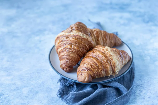 Deliciosos Croissants Crujientes Fondo Hormigón Azul Panadería Para Desayuno Enfoque — Foto de Stock