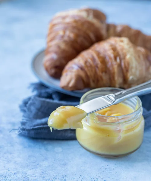 Fransk Croissant Nybakade Croissanter Med Honung Blå Betong Bakgrund Selektiv — Stockfoto