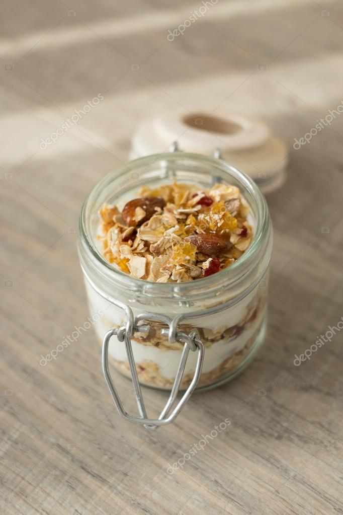 Hausgemachtes Bircher Müsli mit gerösteten Haferflocken, Trockenobst ...