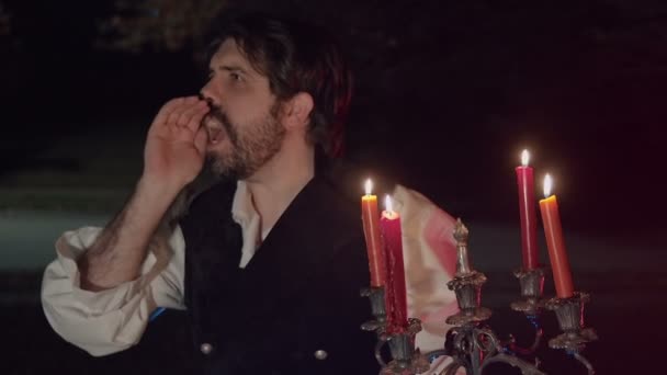 Historischer Mann Schreit Draußen Mit Kerzen — Stockvideo
