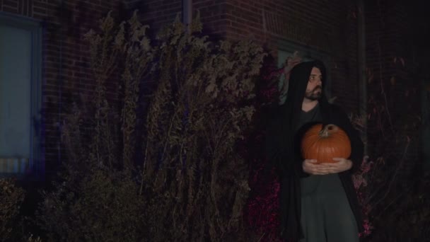 Goth Kerl Wartet Auf Halloween Draußen — Stockvideo