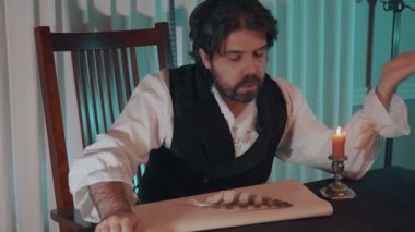Tarihsel iş adamı konuşuyor, retro kıyafetler giyiyor.