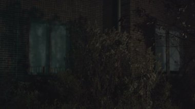 Gölgeli kişi dışarıda yürüyor.