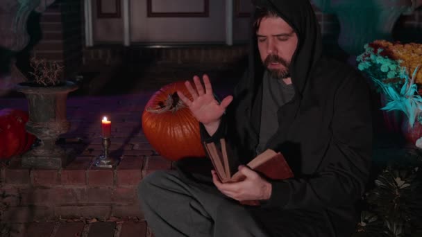 Falando Livro Espíritos Halloween — Vídeo de Stock