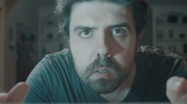 Elektirik sorunu gören adam alarma geçiyor.