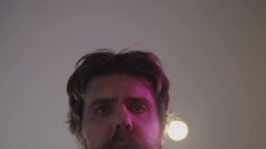Adam kutuyu açıyor ve bir şeyi iade ediyor.