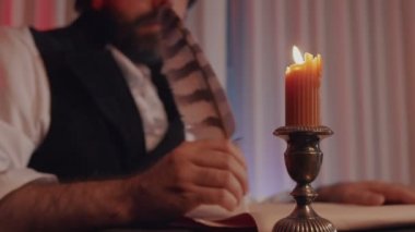 İçinde tüy kalem olan eski tarih yazıları