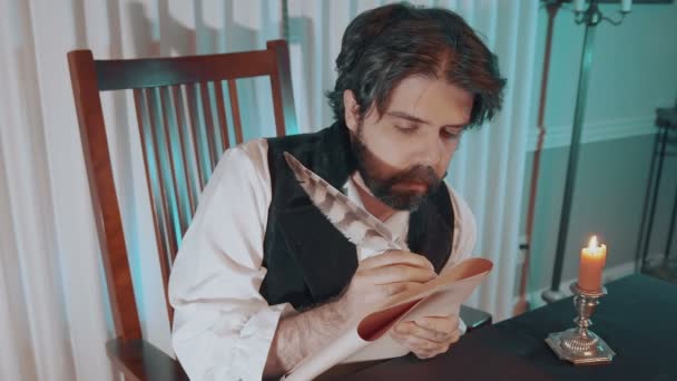 Histórico Hombre Escribiendo Documentos Con Una Pluma — Vídeo de stock