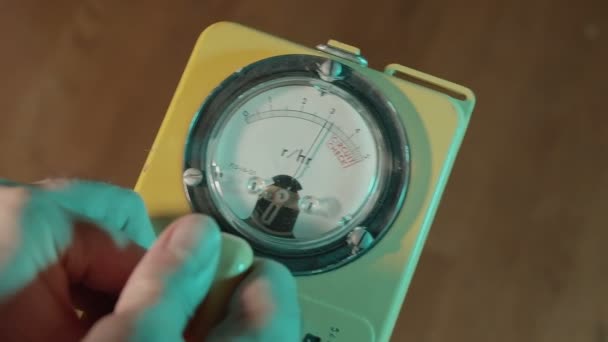 Detector Radiactividad Contador Geiger Amarillo Tradicional — Vídeo de stock