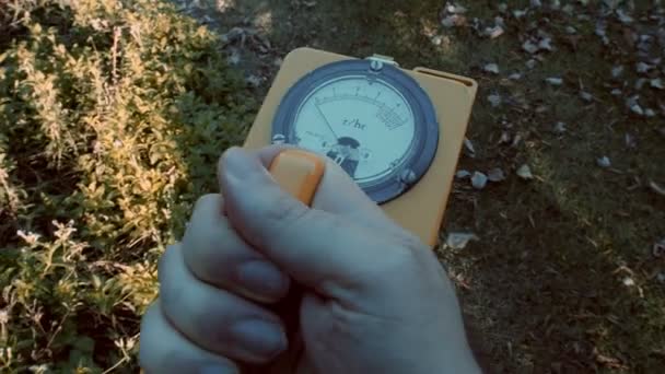 Radioaktivitätsdetektor Ein Traditioneller Gelber Geigerzähler — Stockvideo