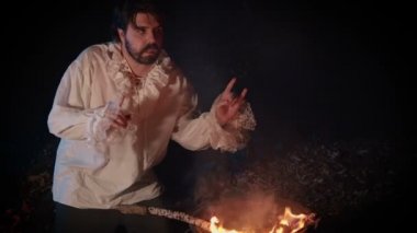 Ozan ya da şair ateşle konuşuyor.