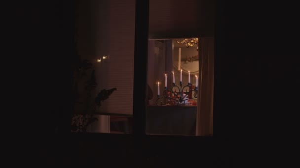 Candele hanukkah in finestra fuori — Video Stock