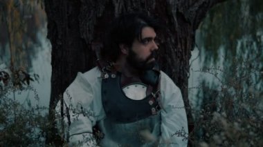 Şövalye sonbaharda ağaçta oturuyor.