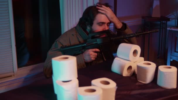 疯狂的家伙用枪盯着卫生纸 — 图库视频影像