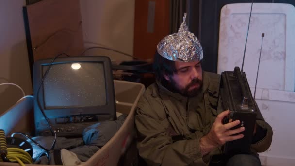 Crazy tin foil hat guy listening to radio — Stock Video
