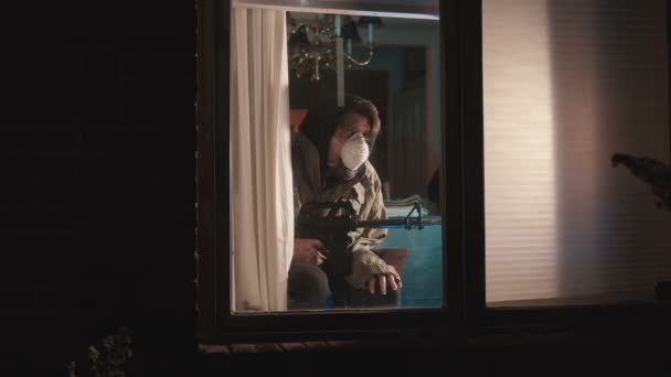 Человек параноик во время пандемии с маской на лице — стоковое видео