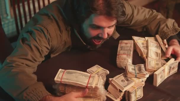 Glücklich über einen Haufen Geld — Stockvideo