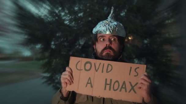 Covid é um hoax cara com chapéu de folha de lata — Vídeo de Stock