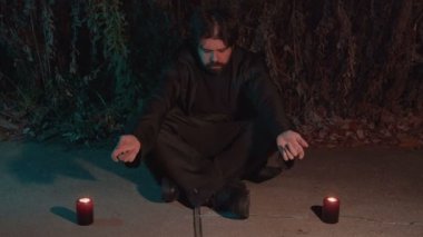 Adam dışarıda meditasyon yapıyor.