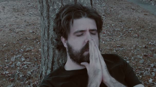 秋に外で祈る男 — ストック動画