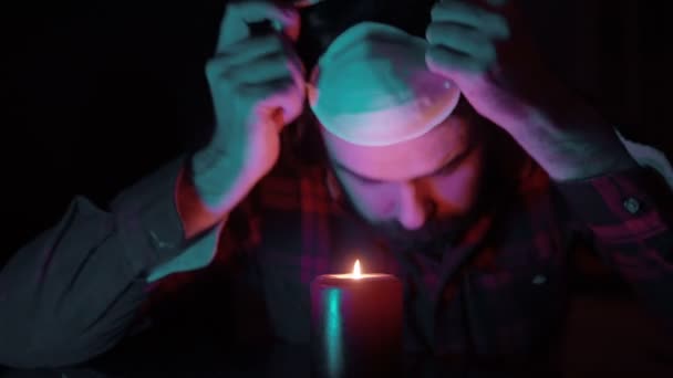 一个拿着蜡烛的大流行病患者 — 图库视频影像
