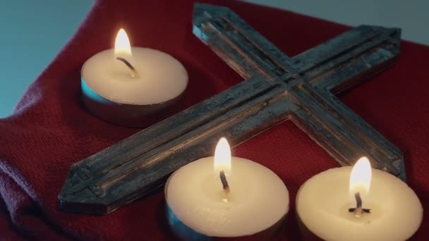 Croce e candele cristianesimo — Video Stock