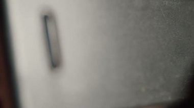 Eski film kamerasının arkası açılıyor