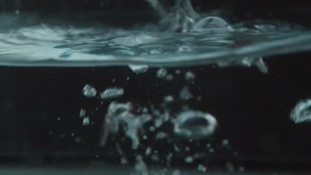 Monete che cadono in acqua che desiderano bene — Video Stock