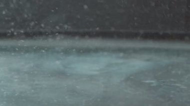 Elini soğuk suya koy.