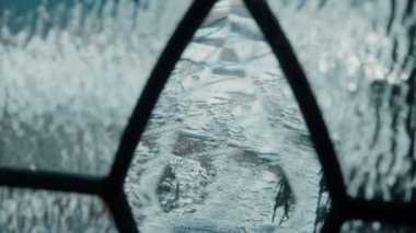 Kar tatili dışarıda, kaldırımda