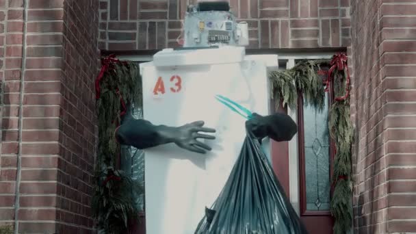 Ретро-робот намагається винести сміття — стокове відео