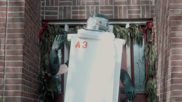 Robot vinka våg utanför — Stockvideo