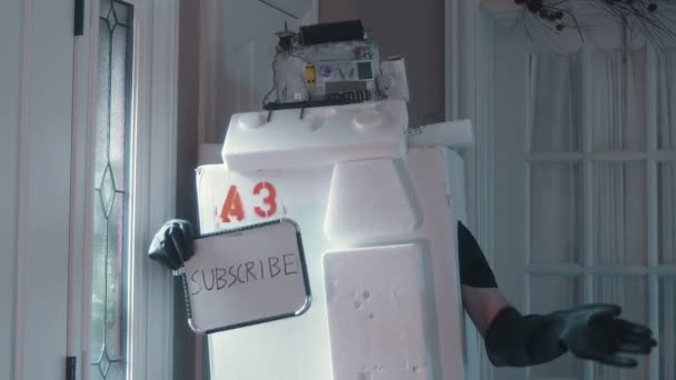 Signo de suscripción robot celebración — Vídeo de stock