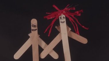 Sopa figürü yerinde dans ediyor