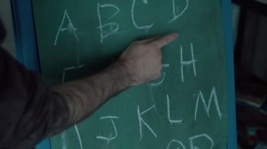 Chaulkboard 'da çocuklara ABC öğretmek