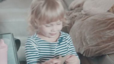 İçeride oynayan çocuk.