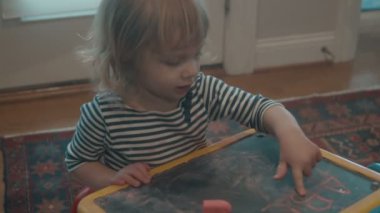 Chaulk tahtası olan çocuk