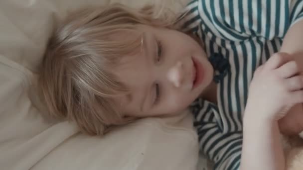 Maluch w łóżku śpi — Wideo stockowe