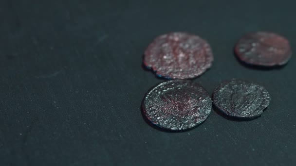 Ókori római érmék forgatása — Stock videók