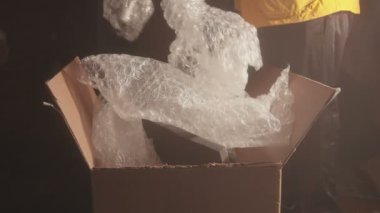 Yükleme için büyük bir paket hazırlanıyor