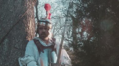 Roman kameraya bakıyor.