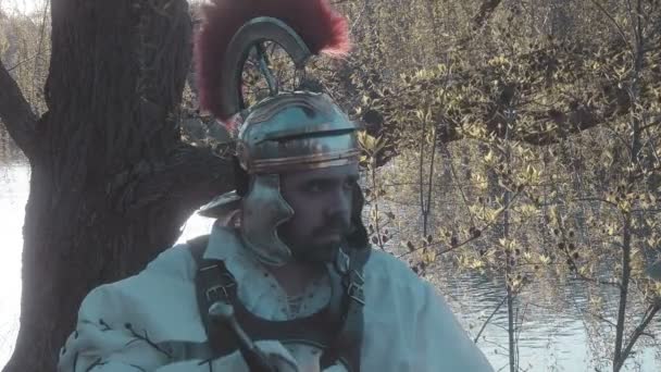 Римский солдат на воде снаружи — стоковое видео
