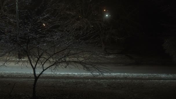 Auto guida su strade ghiacciate di notte — Video Stock